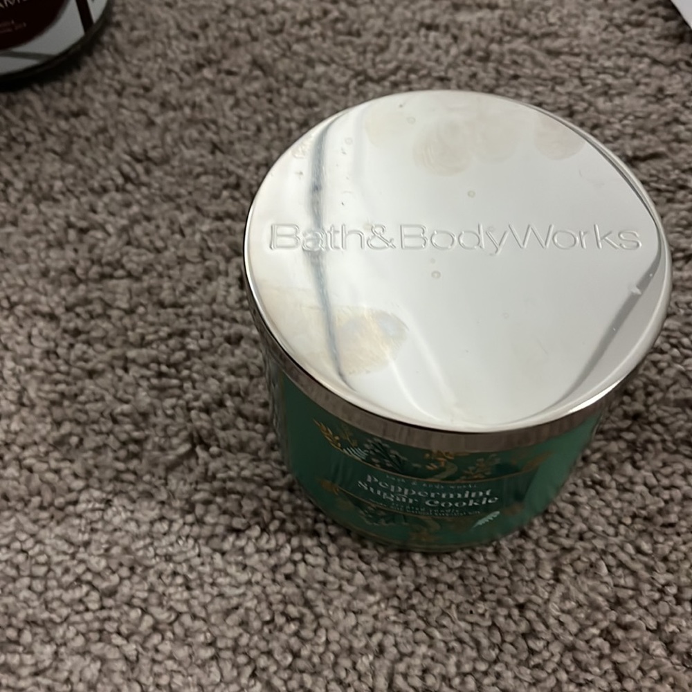 Bath and body Works candle - Picture 2 of 3